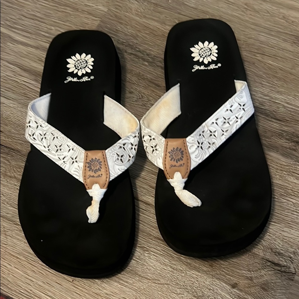 YellowBox White and Black Floral Sandals Size 9